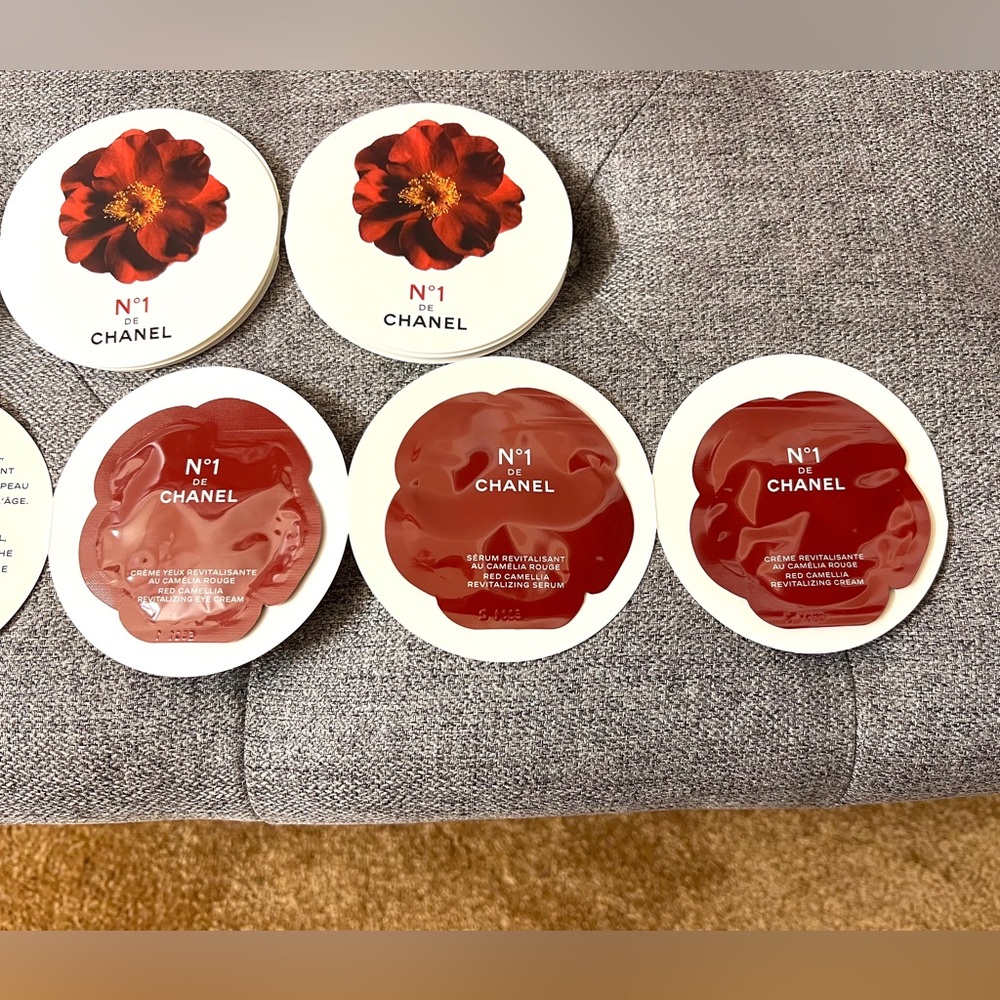 CHANEL Red Camellia N°1 Revitalizing Eye Cream